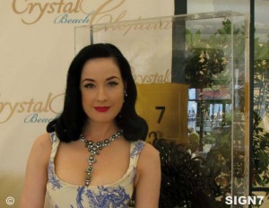 SIGN7-Meeting-B6-Dita Von Teese S70512161-200